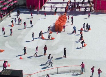 Jóvenes reciben apoyos económicos por trabajar en pista de hielo de Zócalo
