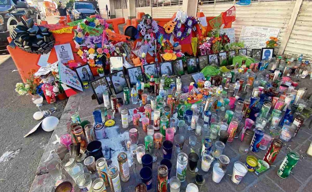 En la esquina de la calle donde está la tienda se levantó un altar improvisado con flores, veladoras, fotografías y cartas de familiares. Foto: Amalia Escobar / EL UNIVERSAL