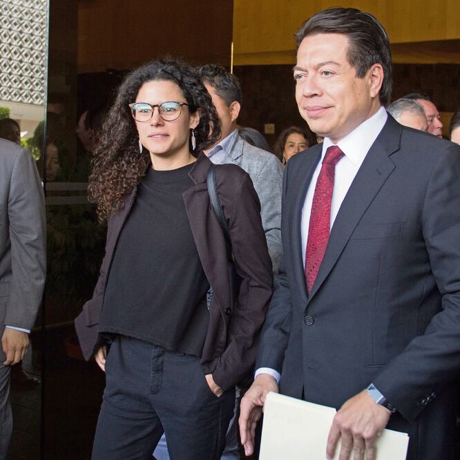 La secretaria del Trabajo y Previsión Social, Luisa María Alcalde Luján, acudió ayer a la Cámara de Diputados para dialogar con los legisladores de Morena, encabezados por su coordinador, Mario Delgado, sobre la nueva ley laboral. GRACIELA LÓPEZ. CUARTOSC