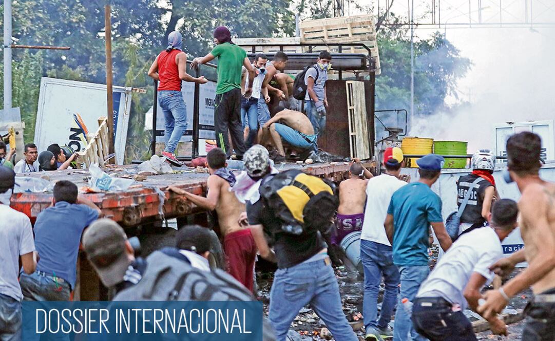 Venezolanos se enfrentaron contra la Policía Nacional Bolivariana, junto a un camión que transportaba ayuda humanitaria y fue quemado, el pasado 23 de febrero, en el puente Francisco de Paula Santander. MAURICIO DUEÑAS CASTAÑEDA. EFE
