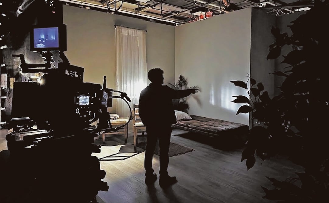 El joven diseñador apunta que seguirá el camino del cine de autor. En la foto, Alex Peña dirigiendo Chronovisor. Foto: Especial