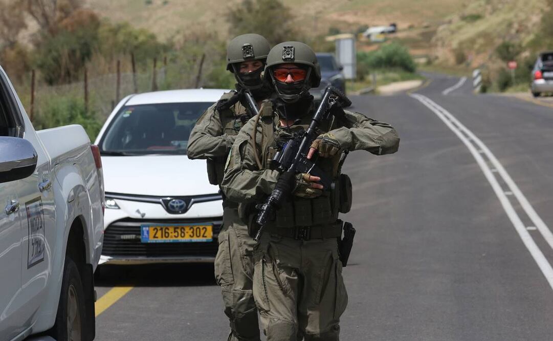 Soldados israelíes son vistos cerca del lugar donde ocurrió un ataque con disparos, en el Valle del Jordán, el 7 de abril de 2023. Foto: Xinhua/Nidal Eshtayeh