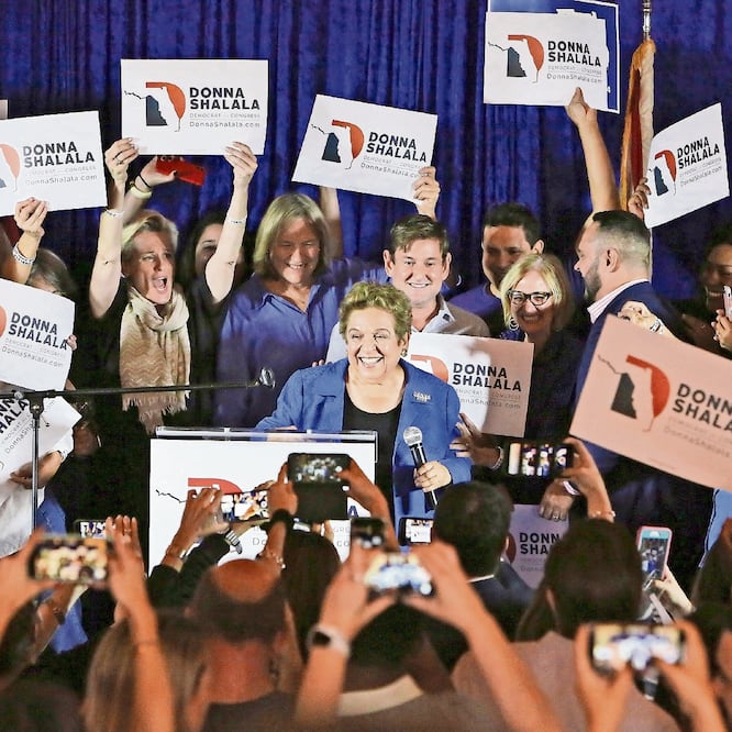 La candidata demócrata del Distrito 27, Donna Shalala (centro), celebra su victoria sobre la periodista republicana Maria Elvira Salazar. Foto: EMILY MICHOT. AP