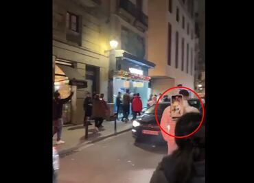 Video. En segundos roban teléfono a mujer que grababa celebración por triunfo de Marruecos