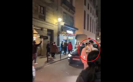 Video. En segundos roban teléfono a mujer que grababa celebración por triunfo de Marruecos