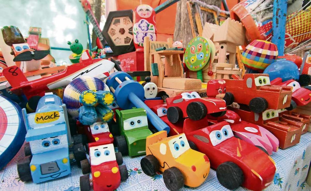 En el puesto que tiene don Roberto en el mercado de Analco, Puebla, se encuentran carritos, baleros y juegos de mesa, todo hecho con madera. Foto: Omar Contreras / EL UNIVERSAL