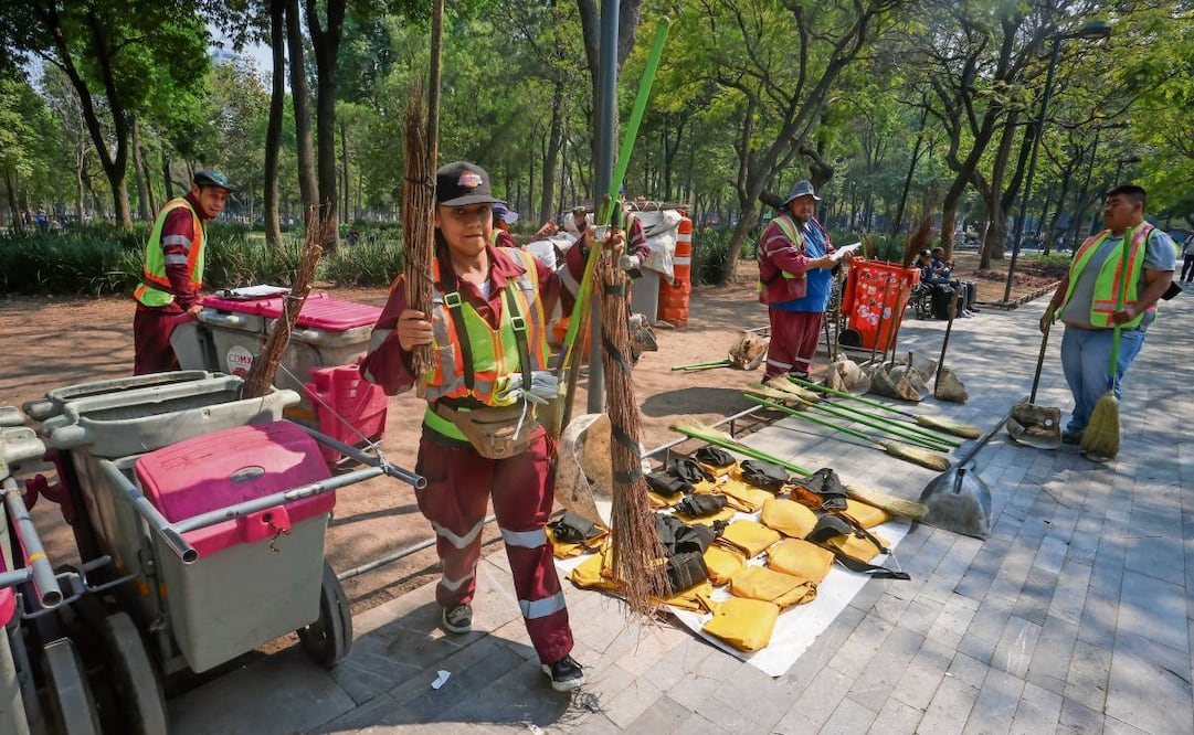 Trabajadores como Lizbeth llevan contenedores, escobas y recogedores, y también limpian chicles, propaganda o stickers, con espátulas y guantes. Foto: Luis Camacho / EL UNIVERSAL
