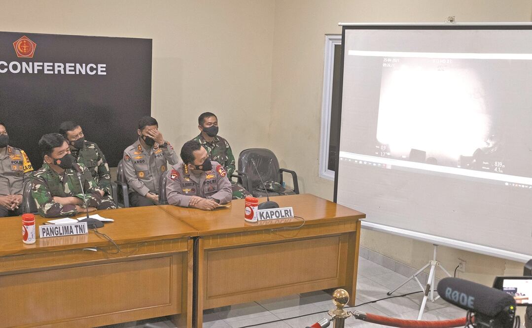 Militares muestran un video con las partes del sumbarino indonesio que había desaparecido y que encontraron ayer, al norte de Bali. Foto: EFE