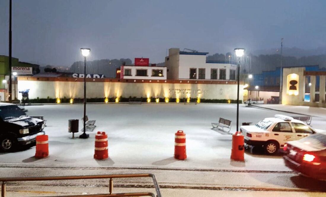 La explanada del centro de Huixculucan se cubrió de granizo la tarde-noche de ayer, provocó afectaciones en el tráfico (CORTESÍA HUIXQUILUCAN)