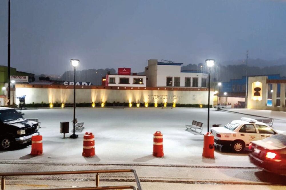 La explanada del centro de Huixculucan se cubrió de granizo la tarde-noche de ayer, provocó afectaciones en el tráfico (CORTESÍA HUIXQUILUCAN)