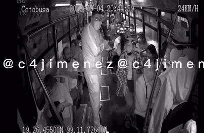 Video. ¡Sacó su arma del portafolio! Finge ser pasajero y termina asaltando a todos los usuarios de un camión