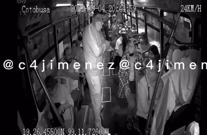 Video. ¡Sacó su arma del portafolio! Finge ser pasajero y termina asaltando a todos los usuarios de un camión