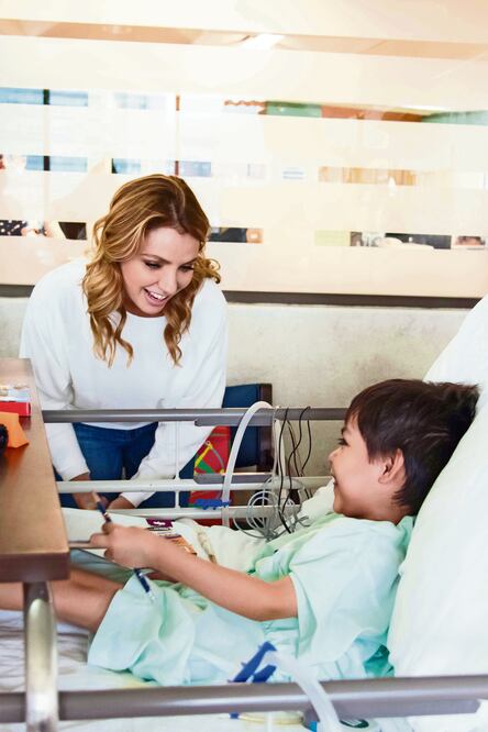 Angélica Rivera recorrió el aula denominada “Tu escuela en el hospital”, donde los niños enfermos se regularizan en sus clases. (FOTO: DIF)