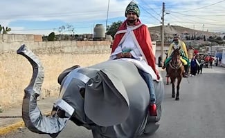 Vestidos de Reyes Magos, comerciantes de Plateros realizan primera peregrinación al Santo Niño de Atocha en Zacatecas