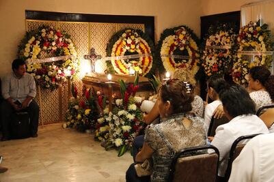 Despiden a 2 periodistas muertos en Tabasco