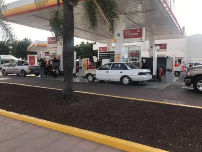 Estrés y conatos de peleas, así se vive el desabasto de gasolina en Guanajuato