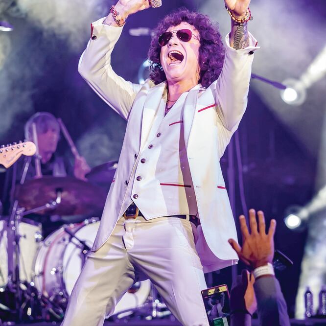 Bunbury apareció con su traje blanco, que desató la emoción de sus fans. (JOSÉ JORGE CARREÓN. OCESA)