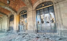 Persisten daños en edificio del Gobierno de CDMX tras disturbios del 8M; vidrios rotos y vallas siguen en la zona