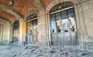 Persisten daños en edificio del Gobierno de CDMX tras disturbios del 8M; vidrios rotos y vallas siguen en la zona