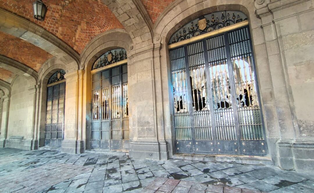 Persisten daños en edificio del Gobierno de CDMX tras disturbios del 8M; vidrios rotos y vallas siguen en la zona. Foto: Especial
