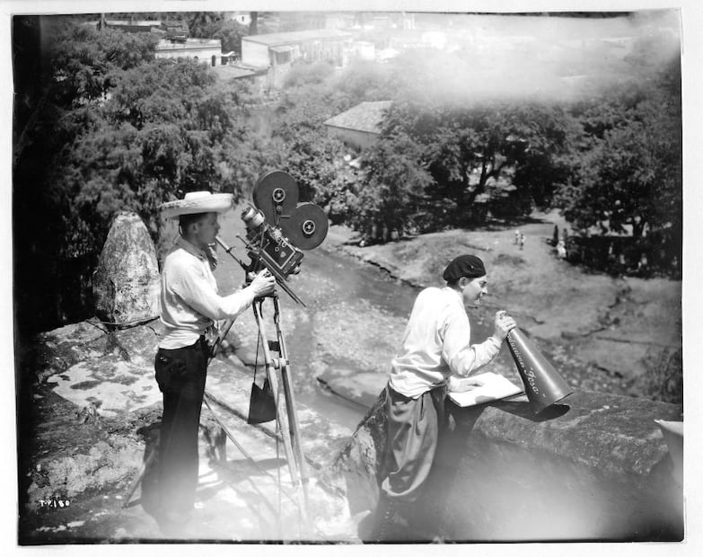 El cinefotógrafo de origen canadiense Alex Phillips Sr. y Fernando de Fuentes durante el rodaje ex exteriores de El tigre de Yautepec (Fernando de Fuentes, 1933).  Esta  imagen se reproduce gracias a la generosidad de la Colección Filmoteca, UNAM. Crédito: CORTESÍA Colección Filmoteca, UNAM.