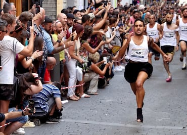 Madrid muestra su orgullo gay con tradicional carrera en tacones