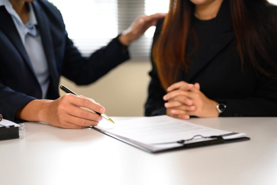Firma de documentos como parte del proceso de solicitud / Foto: iStock