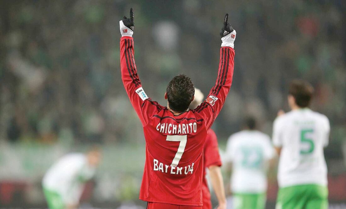 Javier Hernández incrementó su cuota goleadora y mantiene el paso (XINHUA)