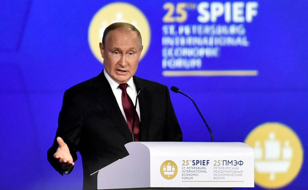 Presidente ruso Vladimir Putin da un discurso en una sesión plenaria del Foro Económico Internacional de San Petersburgo (SPIEF). Foto: AFP 
