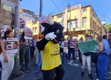“No a la regulación, exigimos la abolición”: Manifestantes contra las corridas de toros bloquean Donceles