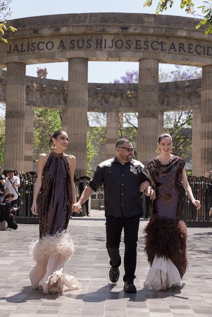 Benito Santos al final de su desfile en Guadalajara. Foto: Cortesía Volvo Fashion Week México