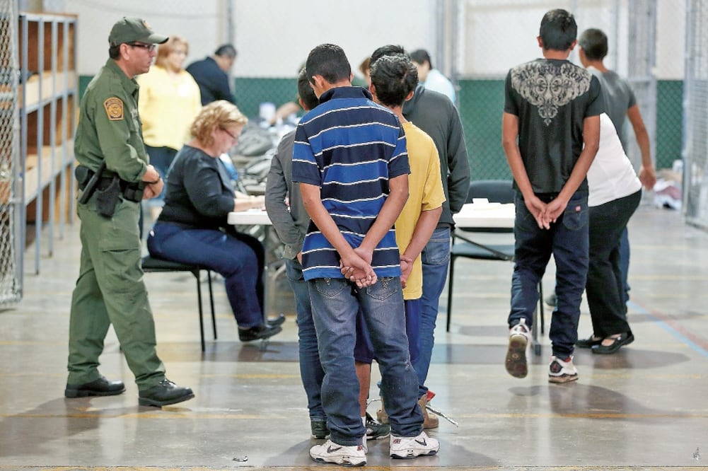 Desamparo. Menores migrantes esperan para hacer una llamada, en el centro de Protección Fronteriza de Nogales.