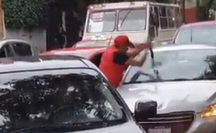 Taxista enloquece y rompe con tubo parabrisas de auto que presuntamente lo chocó en Acoxpa