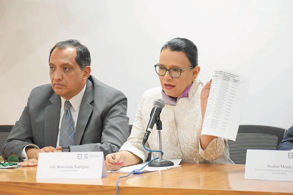 El consejero Jurídico, Héctor Villegas Sandoval; y la secretaria de Gobierno, Rosa Icela Rodríguez, dijeron que hasta el mediodía de ayer el Congreso local no les había enviado las reformas contra la invasión de predios. Foto: ESPECIAL