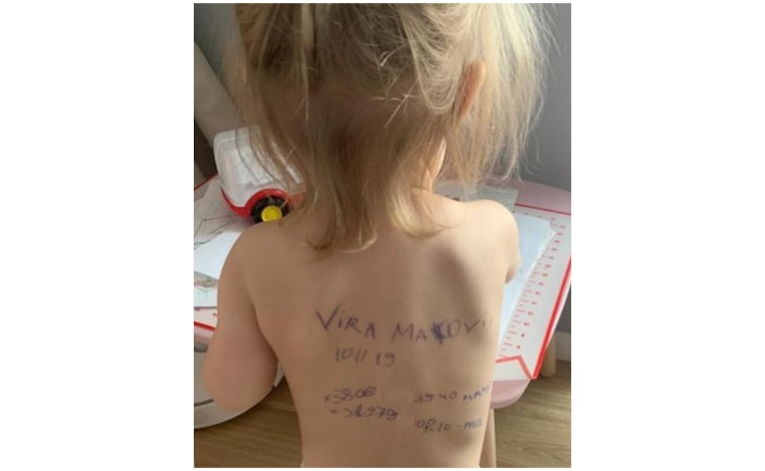 La espalda de Vira, con su nombre, nacimiento y los teléfonos de sus padres.  Foto: Instagram @aleksandra.mako