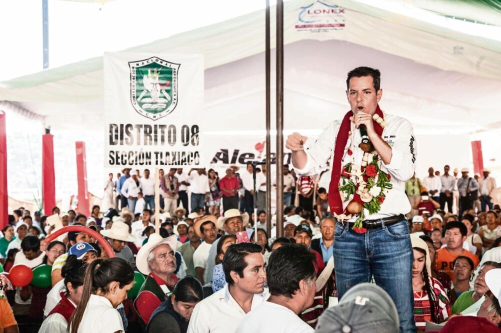 El abanderado del tricolor prometió a simpatizantes la construcción de un hospital regional, carreteras, abasto de agua y mayor seguridad en la Mixteca (GERMÁN ESPINOSA. EL UNIVERSAL)