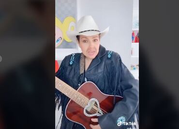 "No coman murciélago, coman pollito...": Thalía