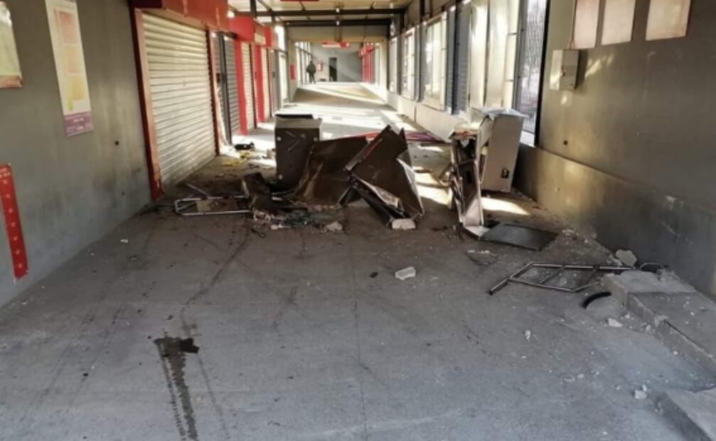 Mujer pierde control de camioneta y destroza torniquetes de Mexibús en Ecatepec