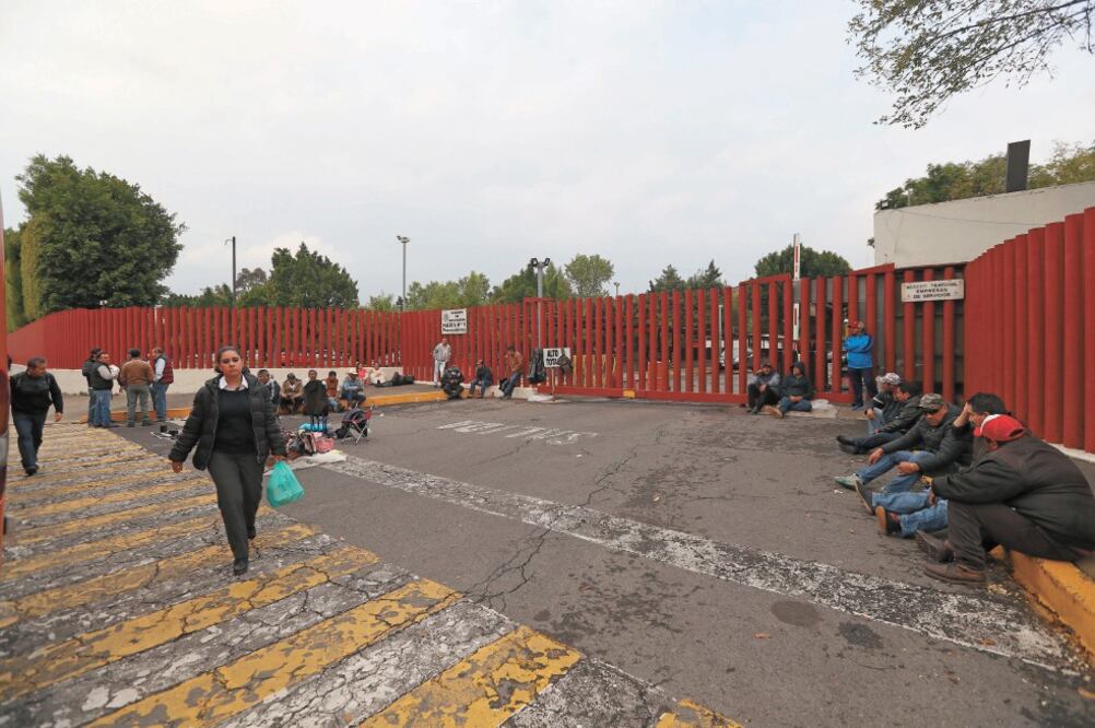Los trabajos de la Cámara de Diputados se suspendieron casi medio día debido a un bloqueo de campesinos a las afueras de San Lázaro. Foto: GERMÁN ESPINOSA. EL UNIVERSAL