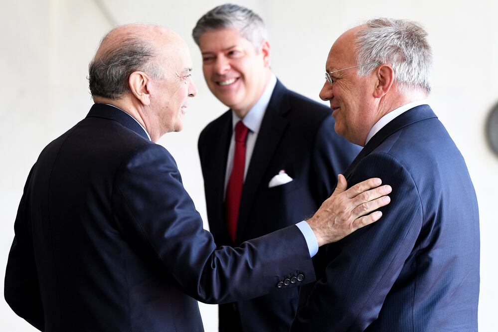 El presidente de la Confederación Helvética, Johann Schneider-Ammann (d) y el ministro de Relaciones Exteriores de Brasil, José Serra, quien propuso que Mercosur sea presidido por un "concejo informal" (Foto: EFE)