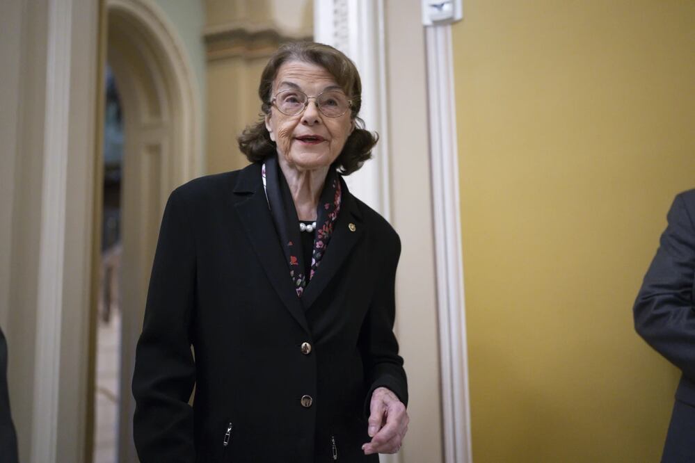 La senadora Dianne Feinstein, demócrata por California, llega a la elección de liderazgo del Caucus Demócrata del Senado en el Capitolio de Washington, el 8 de diciembre de 2002. Foto: AP