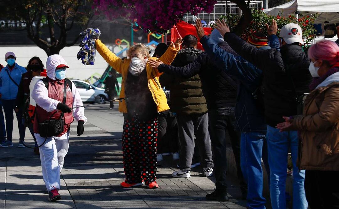 Personal de la GAM sanitizó a quienes estaban esperando su turno para el test. Foto: Diego Simón/ EL UNIVERSAL.