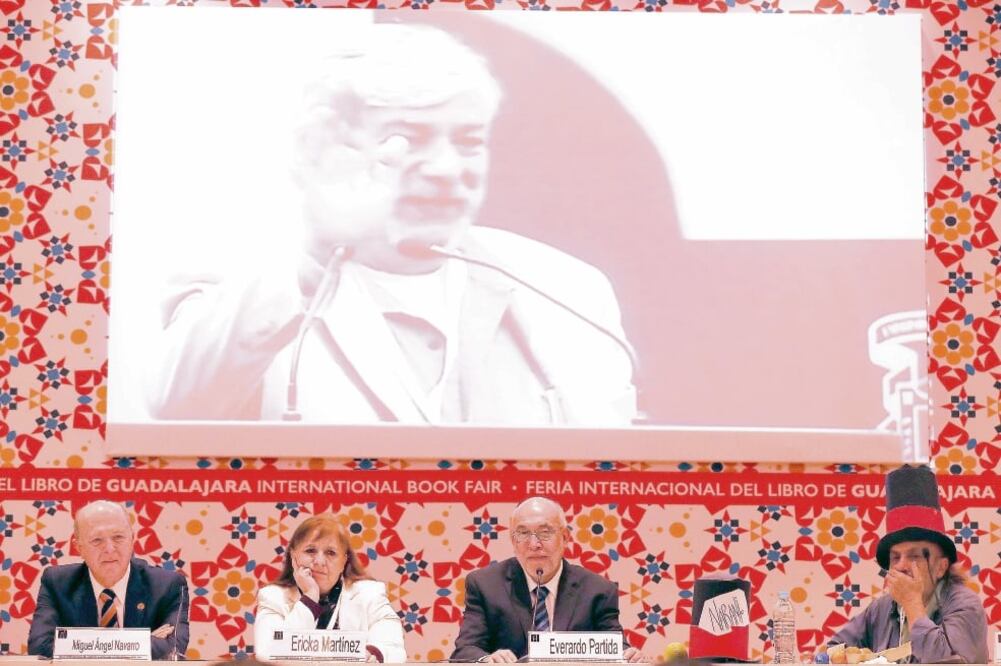 Miguel Ángel Navarro, vicerrector de la Universidad de Guadalajara (primero de izq. a der.), entregó un reconocimiento 'post mortem' a Erika Martínez, viuda del maestro Rogelio Naranjo. (JUAN REYES. EL UNIVERSAL)