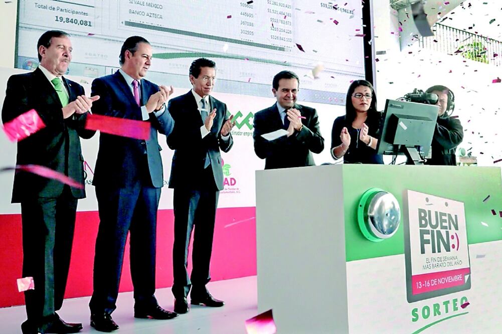 Gerardo Gutiérrez Candiani, presidente del Consejo Coordinador Empresarial (CCE); Aristoteles Núñez, jefe del SAT, e Ildefonso Guajardo, secretario de Economía, entre otros, ayer durante el sorteo del Buen Fin (ESPECIAL)