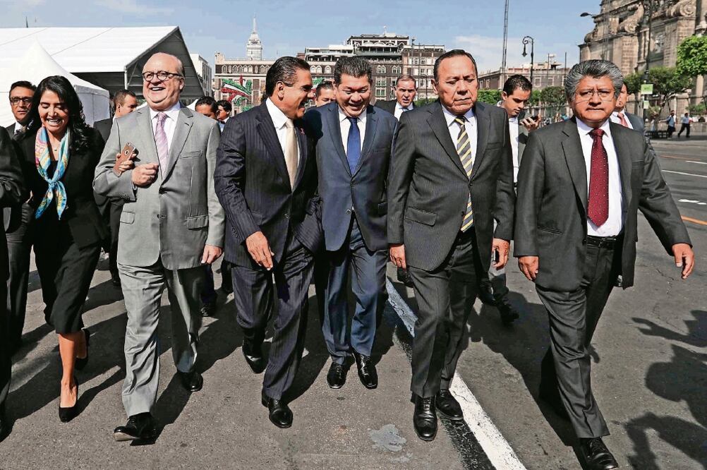 La presidenta del PRD, gobernadoresy diputados, momentos antes de su reunión con el secretario de Hacienda y Crédito Público en Palacio Nacional (FERNANDO RAMIREZ. EL UNIVERSAL)
