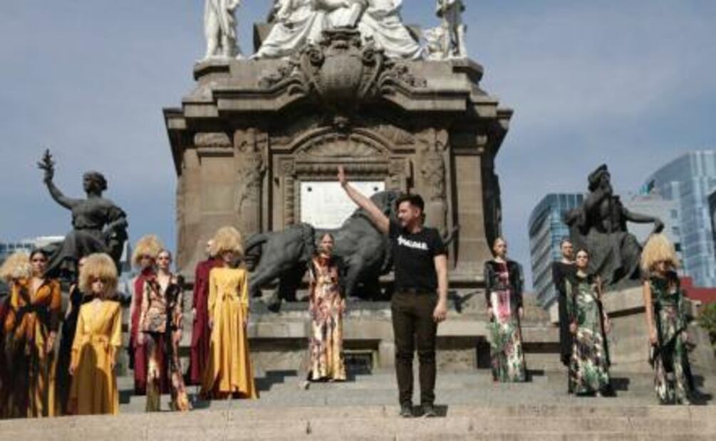 Alfredo Martínez presenta su colección de otoño en el Ángel de la Independencia