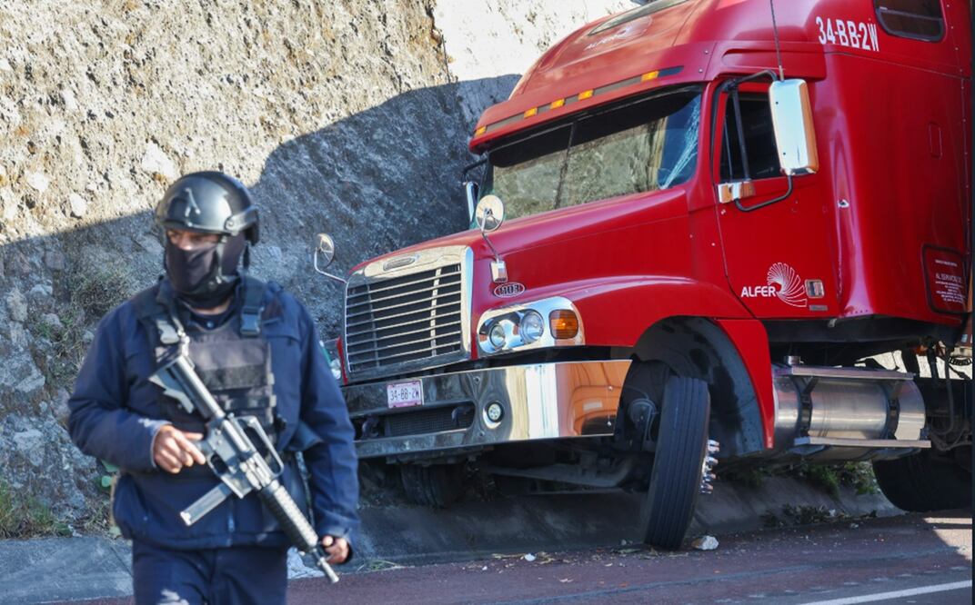 Asesinan a un transportista en la autopista Chamapa-La Venta tras un presunto asalto, sobre el suelo se localizan 3 casquillos percutidos, el jueves 10 de abril de 2025. Fotos: Axel Sánchez/ EL UNIVERSAL