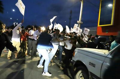 Candidato de Morena es agredido a huevazos por taxistas en Tula