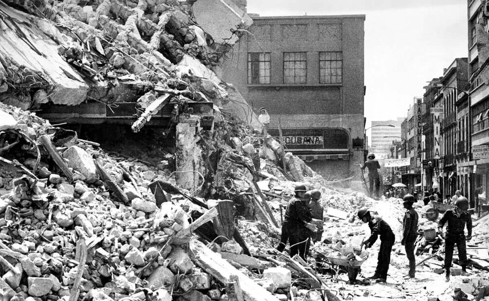 Vecindad destruida en la calle de Venustiano Carranza 148. Dentro de los miles de testimonios de familiares que buscaban sobrevivientes del terremoto, el caso de “Monchito” –un niño llamado Ramón Nafarrete– fue el más polémico, pues nunca se encontró al menor y ni siquiera se confirmó su existencia. Foto: Fabián Márquez/Archivo EL UNIVERSAL.