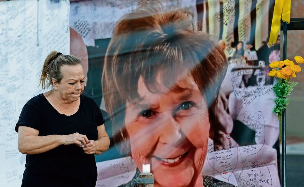 Una visitante al monumento improvisado en memoria de Nancy Guthrie
frente a la estación de televisión KVOA en Tucson, Arizona. Foto: Justin Sullivan/ AFP